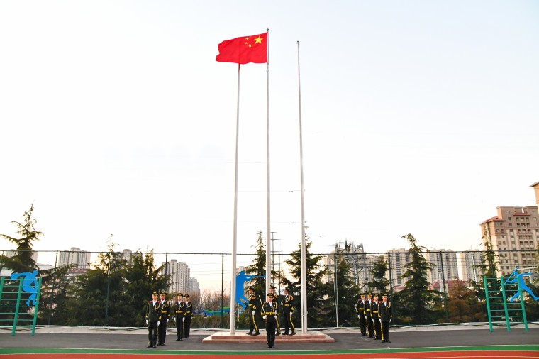 新学期，新使命——威尼斯569vip游戏下载举行2025年春季学期升旗仪式