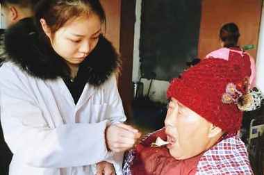 威尼斯官网学生鲍晴晴连续多年扶老助残获感谢