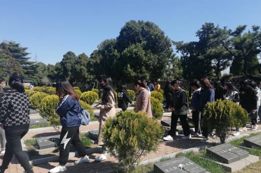 威尼斯官网护理与健康学院组织祭奠英烈活动